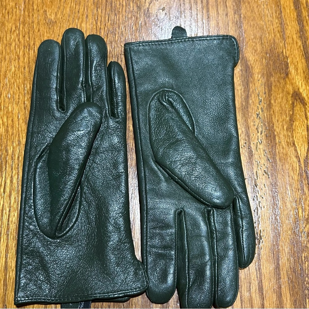 Green 100% leather driving gloves. Size M. EXCELLENT condition.